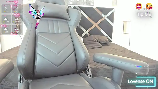 mask red girl online show from 11-21-25, 08:19