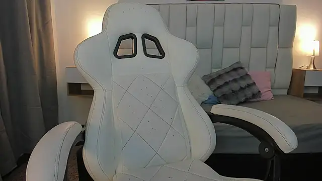 mask red girl online show from 03-13-26, 01:16