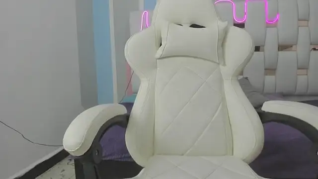 mask red girl online show from 12-15-25, 01:50