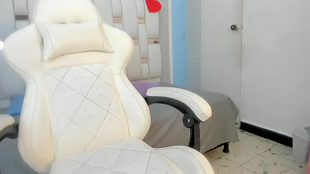 mask red girl online show from 02-18-26, 12:23