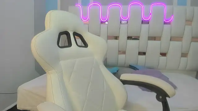 mask red girl online show from 01-08-26, 12:11