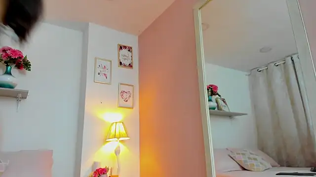 Snapshot of LauraRaider chatting on 11-24-25, 08:53 LauraRaider online show from 11-24-25, 08:53