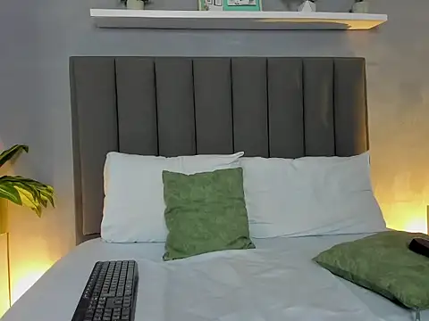 lindaa natashaa  online show from 11-22-25, 03:49