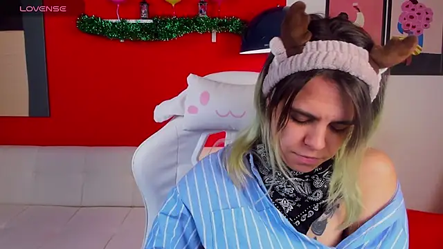 LiraBelle online show from 12-19-25, 03:21