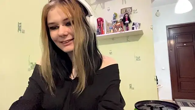 TraceeSchutt online show from 12-18-25, 01:04