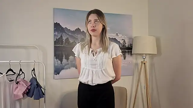 ElaneHamper online show from 11-23-25, 07:40