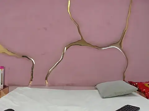 Snapshot of RoxanneBloom chatting on 12-20-25, 02:36 RoxanneBloom online show from 12-20-25, 02:36