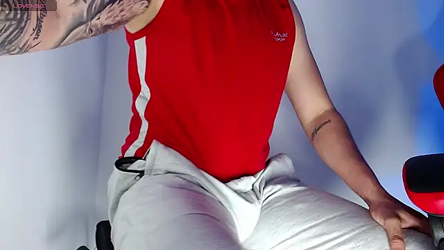 Snapshot of leon_cumming chatting on 11-25-25, 10:43 leon cumming online show from 11-25-25, 10:43