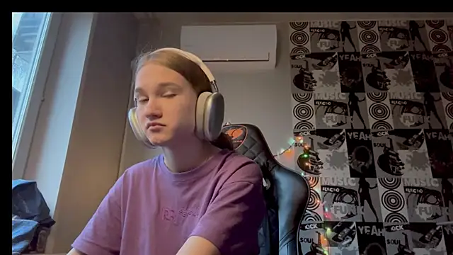 helgicuteness online show from 12-15-25, 06:41