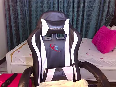 Snapshot of emma-112 chatting on 12-18-25, 05:50 emma-112 online show from 12-18-25, 05:50