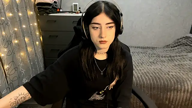 Meowluly online show from 12-17-25, 08:47