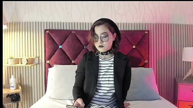 Kiri Velvet online show from 04-13-26, 08:02