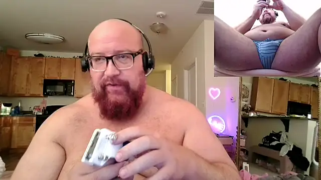 Snapshot of BigBearforCuddles chatting on 04-23-26, 11:17 BigBearforCuddles online show from 04-23-26, 11:17