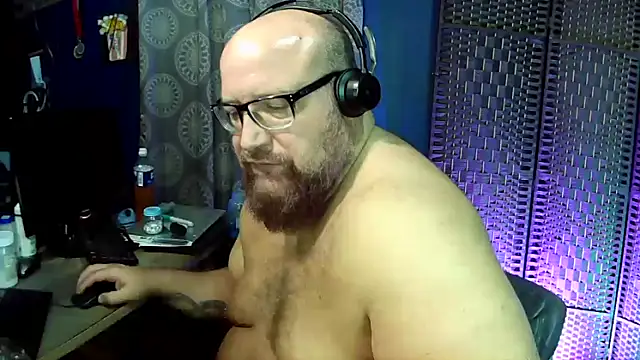 Snapshot of BigBearforCuddles chatting on 04-28-26, 01:48 BigBearforCuddles online show from 04-28-26, 01:48