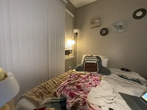 Snapshot of renesmaelily222 chatting on 02-25-26, 04:12 renesmaelily222 online show from 02-25-26, 04:12