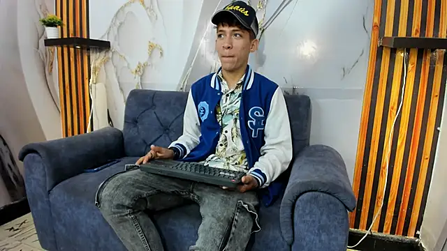 Snapshot of Alex_LatinBoy18 chatting on 11-23-25, 09:36 Alex LatinBoy18 online show from 11-23-25, 09:36