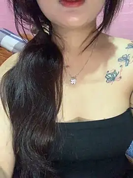 Snapshot of lau-2 chatting on 11-25-25, 02:01 lau-2 online show from 11-25-25, 02:01