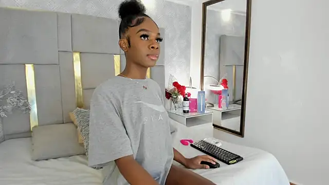 Snapshot of IsisBrown_ chatting on 12-19-25, 10:45 IsisBrown online show from 12-19-25, 10:45