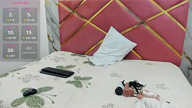 Snapshot of VALERIAQUEENTS__ chatting on 01-14-26, 12:20 VALERIAQUEENTS online show from 01-14-26, 12:20