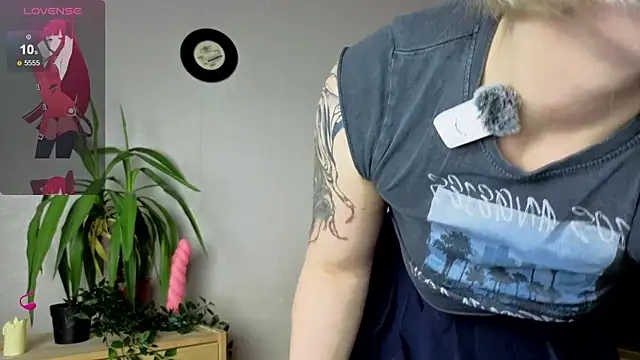 Snapshot of Me1inMonro chatting on 11-28-25, 05:29 Me1inMonro online show from 11-28-25, 05:29