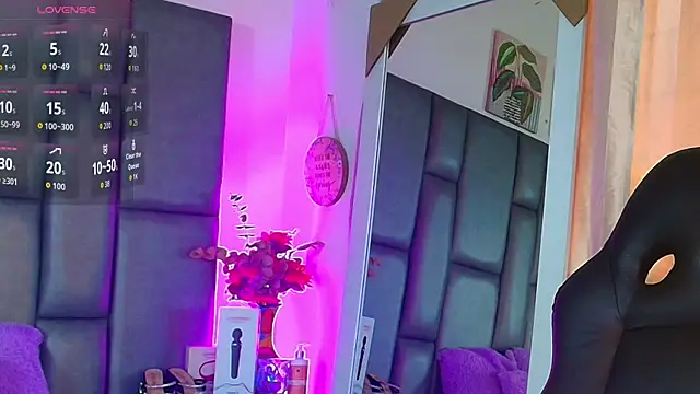 Snapshot of TashaNaughty4u chatting on 05-18-26, 03:17 TashaNaughty4u online show from 05-18-26, 03:17