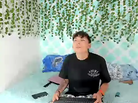 Snapshot of bradboyhot06 chatting on 12-16-25, 07:51 bradboyhot06 online show from 12-16-25, 07:51