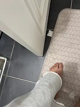 Snapshot of Bigefe chatting on 12-19-25, 10:45 Bigefe online show from 12-19-25, 10:45