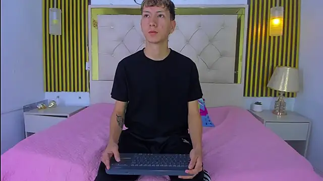 Snapshot of sammysex- chatting on 11-25-25, 06:25 sammysex- online show from 11-25-25, 06:25