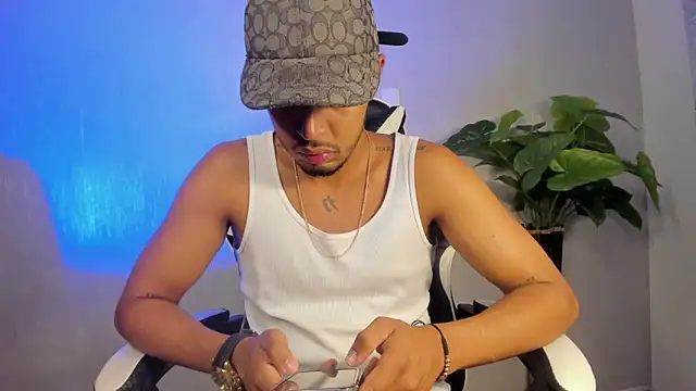 Snapshot of Brand_Collins chatting on 12-19-25, 09:33 Brand Collins online show from 12-19-25, 09:33