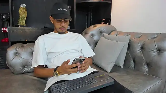 Snapshot of Brand_Collins chatting on 12-04-25, 08:30 Brand Collins online show from 12-04-25, 08:30