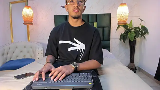 Snapshot of Brand_Collins chatting on 11-28-25, 11:32 Brand Collins online show from 11-28-25, 11:32