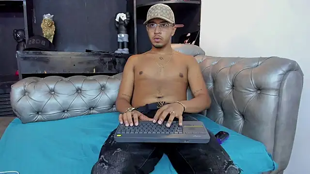 Snapshot of Brand_Collins chatting on 12-03-25, 09:03 Brand Collins online show from 12-03-25, 09:03