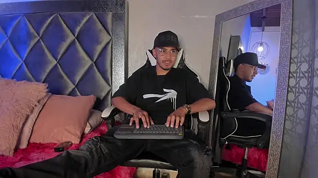 Snapshot of Brand_Collins chatting on 12-20-25, 08:33 Brand Collins online show from 12-20-25, 08:33