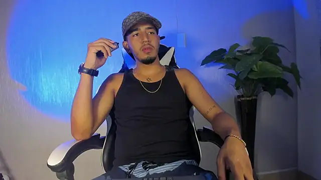 Snapshot of Brand_Collins chatting on 12-19-25, 09:50 Brand Collins online show from 12-19-25, 09:50