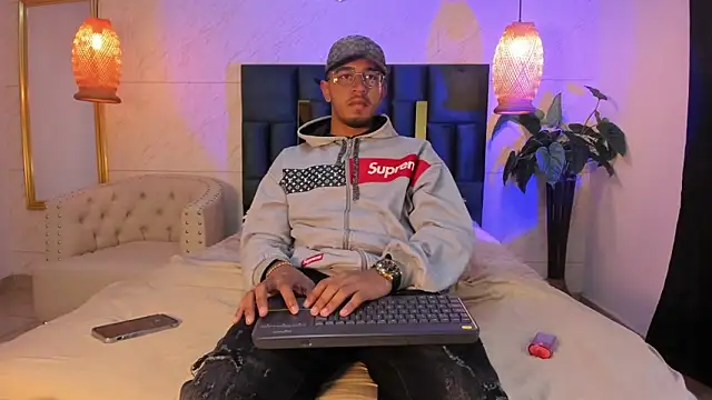 Snapshot of Brand_Collins chatting on 11-26-25, 01:11 Brand Collins online show from 11-26-25, 01:11