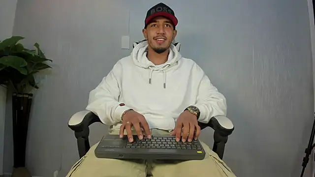 Snapshot of Brand_Collins chatting on 01-08-26, 11:27 Brand Collins online show from 01-08-26, 11:27