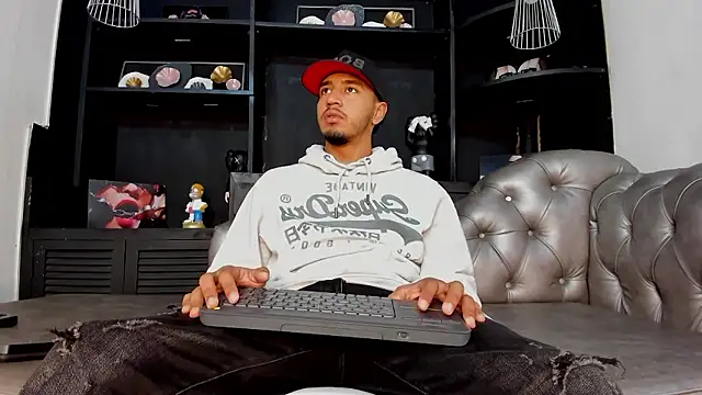 Snapshot of Brand_Collins chatting on 01-10-26, 08:15 Brand Collins online show from 01-10-26, 08:15