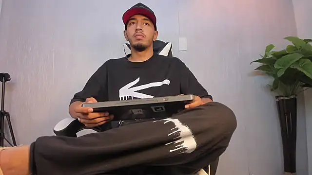 Snapshot of Brand_Collins chatting on 01-06-26, 08:02 Brand Collins online show from 01-06-26, 08:02