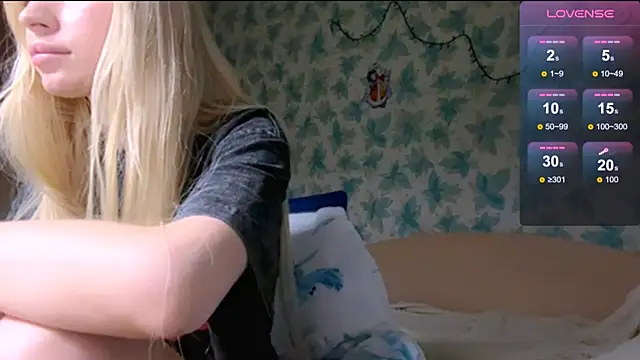 Snapshot of Barbie_Blondie chatting on 04-15-26, 04:55 Barbie Blondie online show from 04-15-26, 04:55