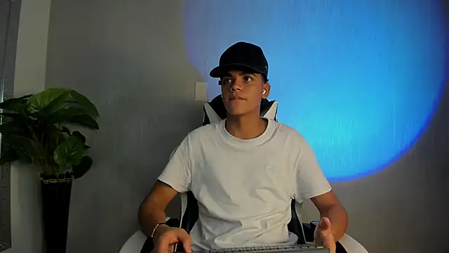 Isaac Collins  online show from 12-02-25, 08:10