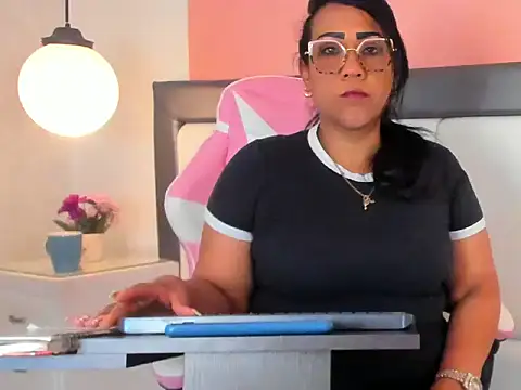 Snapshot of KarolWest_ chatting on 12-16-25, 11:58 KarolWest online show from 12-16-25, 11:58