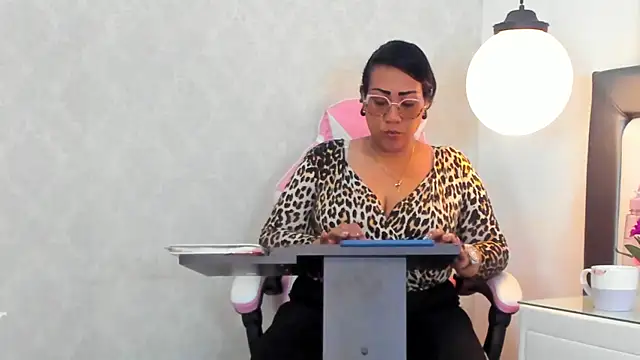 Snapshot of KarolWest_ chatting on 12-20-25, 12:52 KarolWest online show from 12-20-25, 12:52