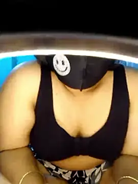 Snapshot of priya2098 chatting on 05-05-26, 01:03 priya2098 online show from 05-05-26, 01:03