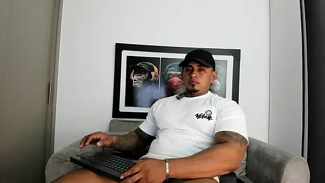 Snapshot of Maxkarther chatting on 12-17-25, 08:03 Maxkarther online show from 12-17-25, 08:03