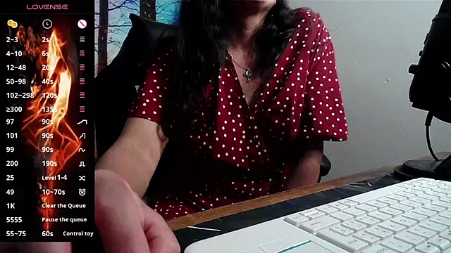 Snapshot of Whisperingfire chatting on 06-12-26, 08:17 Whisperingfire online show from 06-12-26, 08:17