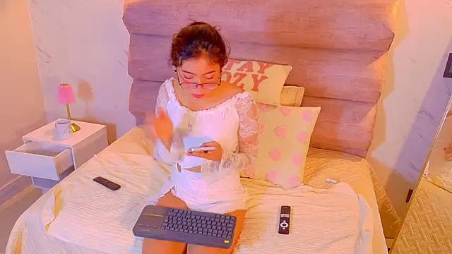 Mia Cullen online show from 12-17-25, 11:59