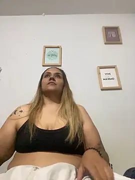 LoreinnFox online show from 04-25-26, 04:04