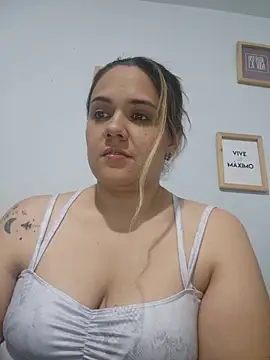 LoreinnFox online show from 04-28-26, 04:06