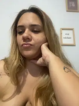 LoreinnFox online show from 04-11-26, 07:45