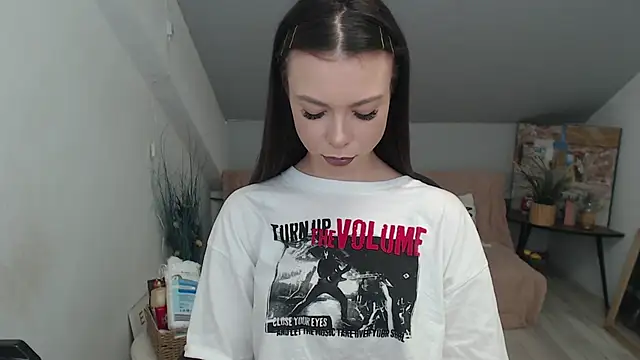 Snapshot of MayaWill chatting on 12-17-25, 08:14 MayaWill online show from 12-17-25, 08:14